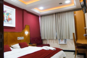 Гостиница Capri Hotel  Дуки-Ди-Кашиас